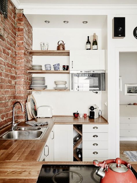 25+Absolutely+Beautiful+Small+Kitchens+via+@MyDomaine Small Kitchen Decoration, Cabinet Remodel, Small Kitchen Decor, Kitchen Cabinet Remodel, Santa Rita, Brick Walls, Design Del Prodotto, Apartment Kitchen, Tiny Kitchen