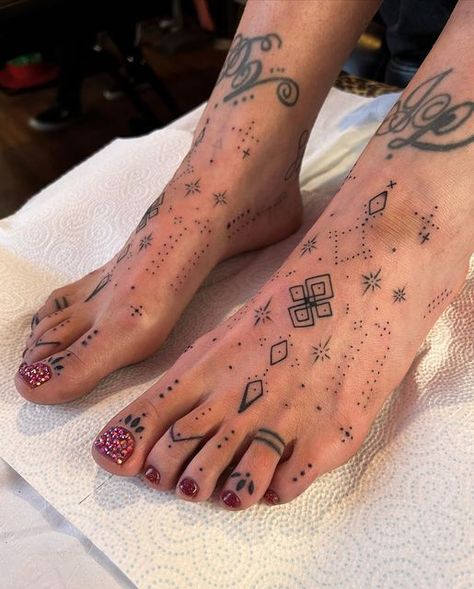 𝕮𝖔𝖚𝖗𝖙𝖓𝖊𝖞 𝕵𝖆𝖉𝖊 on Instagram: "So so so in love with these! Thank you Sarah ❤️ rings on toes have been touched up but not by me ✨🙏" Bottom Foot Tattoo, Maori Hand Tattoos For Women, Toes Tattoos For Women, Tattoo Foot Woman, Feet Tattoos For Women Small, Feet Tatoos Woman, Tattoo Feet Women, Big Toe Tattoo, Feet Tattoos For Women Beautiful