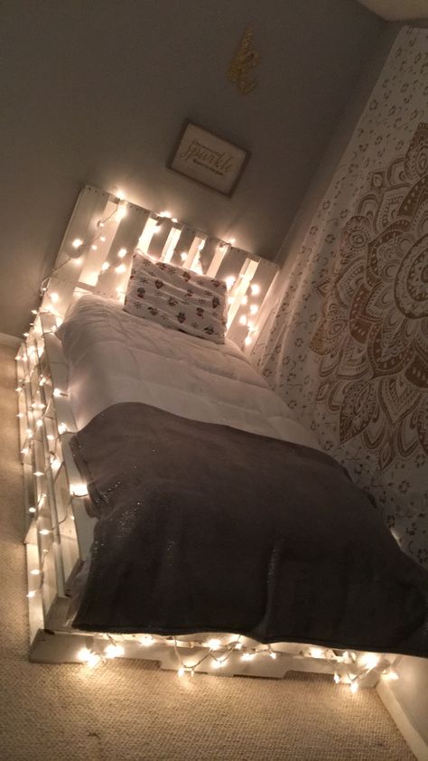 Pallet Single Bed Diy, Diy Pallet Bedroom Decor, Wood Pallet Beds Single, Twin Bed Pallet Ideas, Pallet Single Bed, Pallate Beds Ideas, Light Up Pallet Bed, Pallet Bed Twin Size, Twin Size Bed Ideas For Small Room Aesthetic