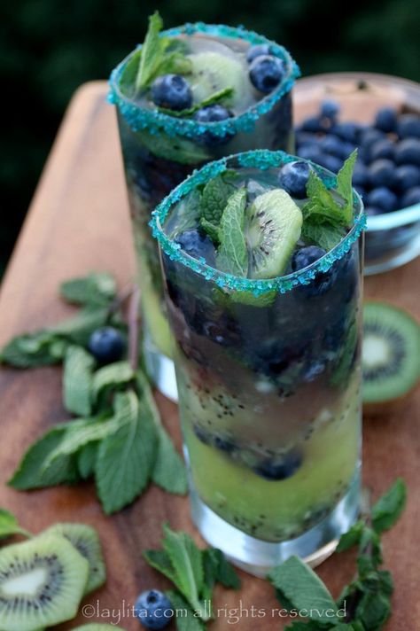 90s Cocktail Party, Blueberry Mojito Recipe, Blueberry Mojito, Mojito Recipe, Boozy Drinks, Fancy Drinks, Mixed Drinks Recipes, God Mat, Cocktail Drinks Recipes