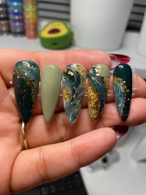 Nail Marble Gold Foil, Green And Gold Marble Nails, Nail Art Vert, Forest Green Nails, Green And Gold Marble, Gold Press On Nails, Neutral Nail Designs, Emerald Nails, Gold Acrylic Nails