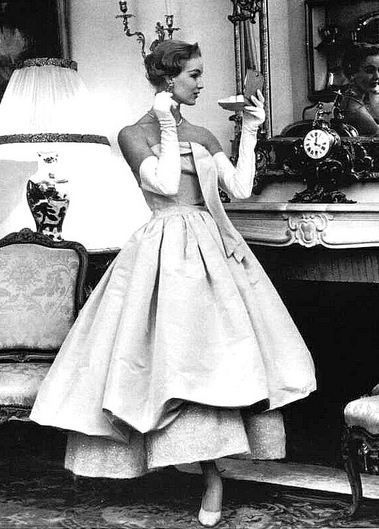 The 1950s dresses are one of the most beautiful women fashion styles of all time. These vintage black and white pictures will prove this.   ... Cristobal Balenciaga, Glamour Vintage, Dior Collection, Cristóbal Balenciaga, Fifties Fashion, Dior Vintage, Paris Mode, Fashion 1950s, Vintage Fashion Photography