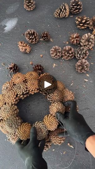 Pinecone Decorations Diy, Homely Decor, Julkransar Diy, Wreath With Pinecones, Pine Cone Christmas Decorations, Cones Diy, Pinecone Crafts Christmas, Pine Cone Christmas Tree, Christmas Decorations Diy Crafts