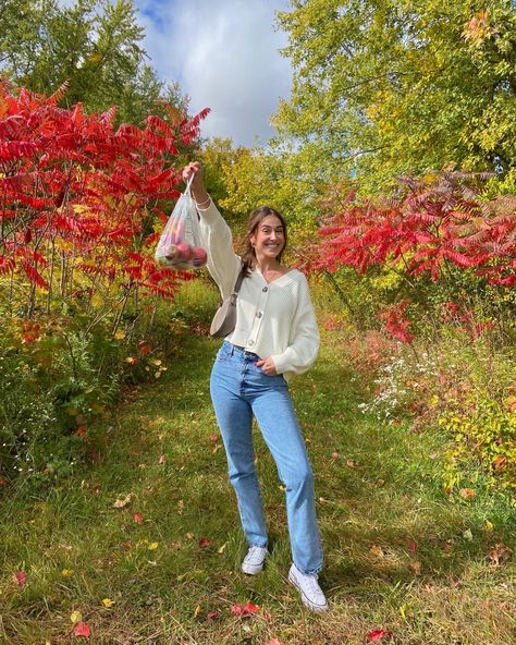 Apple Orchard Outfit Fall Casual, Apple Hill Outfit, Cute Apple Picking Outfits, Fall Apple Picking Outfit, Fall Outfits Apple Picking, Apple Picking Outfit Fall Casual, Apple Picking Photo Ideas, Pumpkin Picking Outfit Fall, Apple Picking Aesthetic