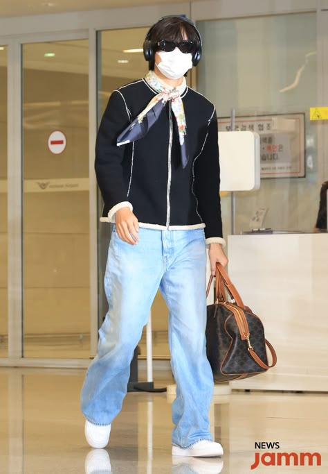 Kim Taehyung Street Style, Taehyung Style Outfit, Kim Taehyung Style, Bts V Airport Fashion, Kim Taehyung Airport Fashion, V Airport Fashion, Tae Outfits, Outfit Taehyung, Taehyung Airport Fashion