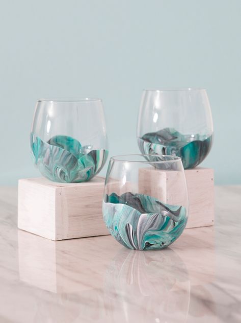 You HAVE To See How Easy These Marble Wine Glasses Are To Paint! Diy Wine Glasses Painted, Lilin Aroma, Diy Wine Glasses, Wine Glass Crafts, Wine Glass Art, Hand Painted Wine Glasses, Painted Glasses, Keramik Design, Glass Bottle Crafts