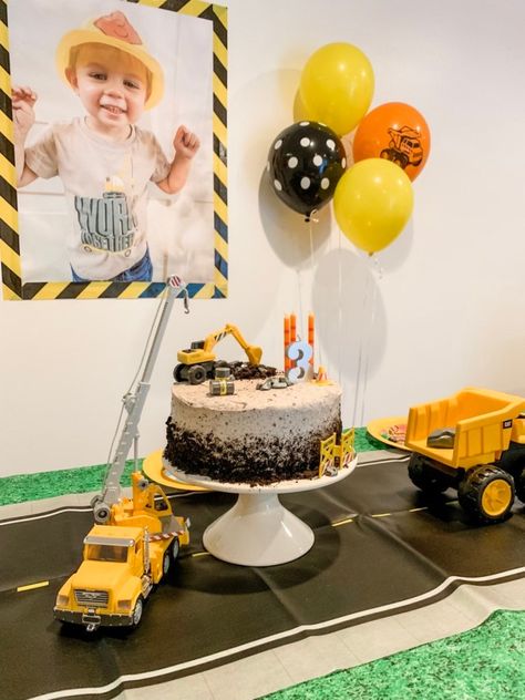 Construction Party Theme, Construction Zone Birthday Party, Bolo Do Mickey Mouse, Digger Party, Digger Birthday, Construction Theme Birthday Party, Construction Cake, Construction Theme Party, Boy Birthday Party Themes