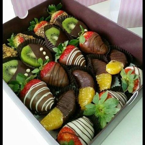 Chocolate fruit Edible Fruit Arrangements, Strawberry Sweets, Candy Apple Recipe, Creative Dessert Recipes, Fruit Chocolate, Chocolate Dipped Fruit, Chocolate Recipes Homemade, Chocolate Covered Fruit, Chocolate Covered Treats