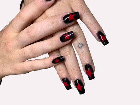 Nails cute design art star black red fall nails summer winter Star Nails Y2k Red And Black, Red Star Nail Designs, Red Nails With Star Design, Red Black Star Nails, Red And Black Grunge Nails, Read And Black Nails, Red Nails Black Star, Star Nails Red And Black, Black And Dark Red Nails Ideas