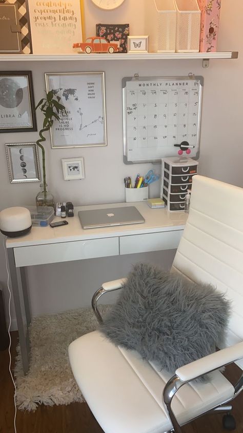 Cute Office Asthetic, Cute Small Desk Ideas, Home Office Astethic, Small Work Station Ideas Home, Cubical Aesthetic, Work From Home Office Aesthetic, Desk Organization Ideas Office, Work From Home Desk Ideas, Office Asthetics