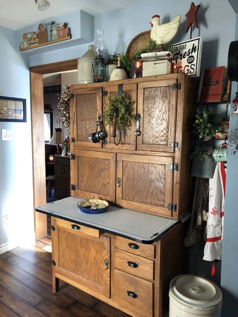 Hoosier Cabinet Decorating Ideas, Cabinet Decorating Ideas, Antique Hoosier Cabinet, Unfitted Kitchen, Primitive Christmas Decor, Hoosier Cabinets, Kitchen Countertop Decor, Hoosier Cabinet, Primitive Kitchen Decor