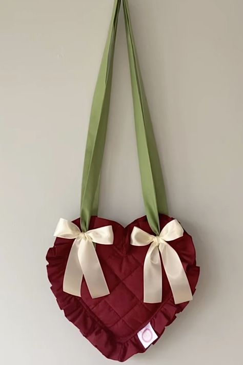 Heart Tote Bag, Heart Shaped Bag, Sewing Machine Projects, Cute Sewing Projects, Diy Bag Designs, Diy Bags Patterns, Upcycle Sewing, My Bags, Sewing Purses