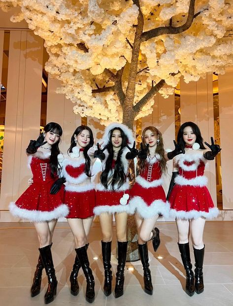 Welcome To Winter NEVERLAND ❄️ (G)I-DLE At 2023 SBS Gayo Daejeon Kpop Christmas Wallpaper, Gidle Ot5, Merry Christmas Outfit, Christmas Kpop, Gidle Minnie, Cristiano Jr, Gidle Yuqi, Gidle Miyeon, Christmas Stage