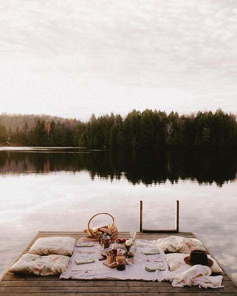 Fall picnic - dock Easy Picnic Food, Fall Fashion Staples, Pretty Table Settings, Lake Dock, Lakeside View, Fall Picnic, Picnic Date, Lake Art, Vegan Cookbook