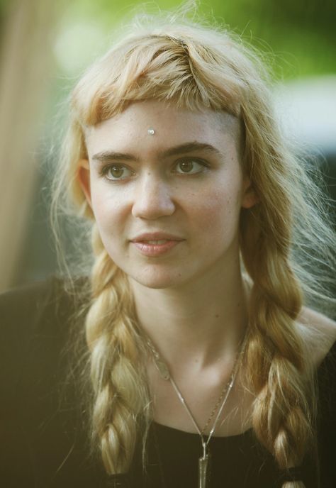 The Beauty Evolution of Grimes Is Filled With Color and Baby Bangs Sketchbook People, Edgy Blonde Hair, Baby Bangs Long Hair, Types Of Haircuts, Electric Wizard, Claire Boucher, Two Toned Hair, Pink Blonde Hair, Baby Bangs