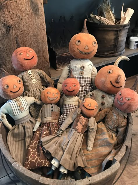 Primitive Pumpkin Head Dolls, Primitive Halloween Dolls, Primitive Pumpkin Dolls, Arts And Crafts Halloween, Pumpkin Head Doll, Primitive Dolls Handmade, Primitive Decorations, Primitive Pumpkins, Prim Halloween