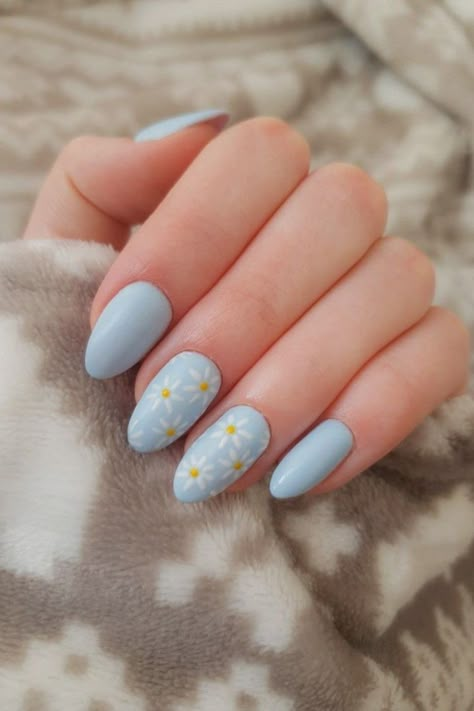 Summer nail ideas Daisy Blue Nails, Light Blue With Flowers Nails, Summer Nails Sky Blue, Pastel Blue Nails With Flowers, Light Blue Elegant Nails, Simple Blue Flower Nails, Light Blue Nails With Daisies, Easter Blue Nails, Blue Nails With Daisy Design