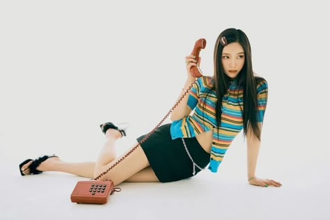 Joy Hello, Y2k Photoshoot, Red Velvet Photoshoot, Velvet Wallpaper, Red Velvet Joy, Human Poses Reference, Figure Poses, Photoshoot Concept, Ladies Night