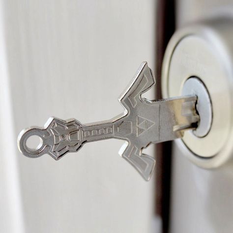 Company Creates Sword-Like Keys To Make Unlocking Doors A Fantasy Experience Smink Inspiration, Toy Art, Take My Money, Geek Out, Geek Culture, The Legend Of Zelda, Gamer Gifts, Gaming Gifts, Cool Items