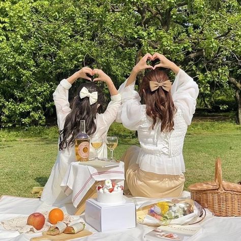 Besfriends Foto Aesthetic, Cottage Core Photoshoot, Cottagecore Girl, Picnic Photography, Friendship Photoshoot, Picnic Inspiration, Simple Birthday Decorations, Picnic Birthday, Business Friends