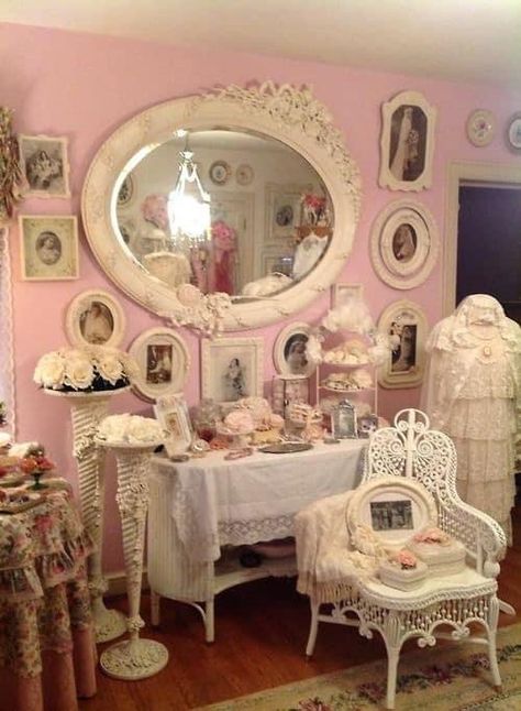 Kathy Valentine, Rooms Decoration, Shabby Chic Mirror, Wall White, Estilo Shabby Chic, Romantic Shabby Chic, Roses Vintage, Casa Vintage, Romantic Cottage