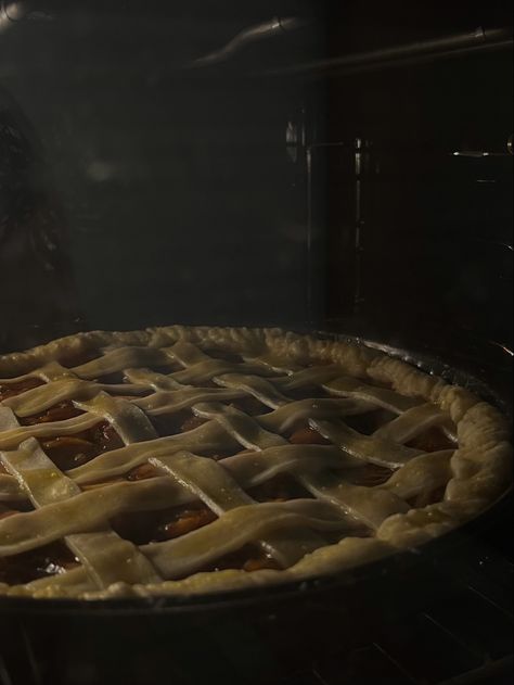 apple pie cooking in the oven Apple Pie Aesthetic, Baking Apple Pie, Pie Aesthetic, Baked Apple Pie, Aesthetic Y2k, Baked Apples, Apple Pie, Waffles, Pie