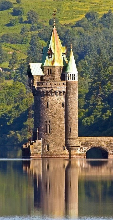 Castles Medieval, Old Castle, Chateau Medieval, Castles In Ireland, Castles In England, Castle Aesthetic, European Castles, Castles In Scotland, Castles Interior