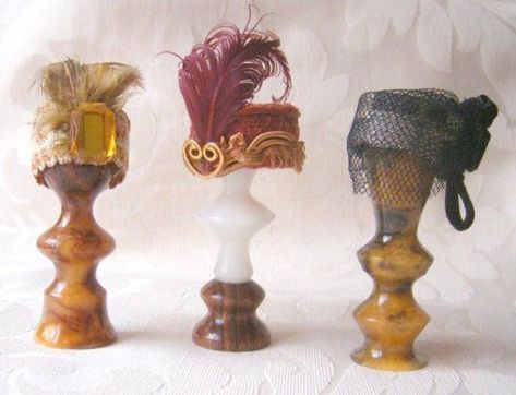 learn to make a 1/12 scale dolls house size dolls hat Miniature Hat Shop, Miniature Hats, Barbie Items, 1920s Hat, Barbie Hat, Mini Hats, Doll Hats, Dollhouse Tutorials, Dollhouse Miniature Tutorials