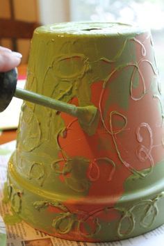 Decorating Terra Cotta Pots, Flower Wall Hanging Decor, Diy Terra Cotta Pots, Vasos Vintage, Terra Cotta Pot Crafts Diy, Clay Pot Projects, Flower Pot Art, Terra Cotta Pot, Terra Cotta Pot Crafts