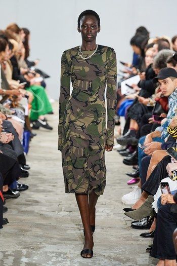 Parisian Style Winter, Army Look, Camouflage Fashion, Print Design Fashion, Catwalk Collection, Couture Designers, Dress For Success, Fashion Show Collection, Fashion 2020