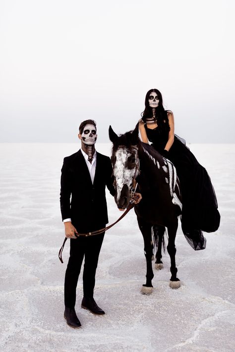 Styled skeleton halloweem shoot with Skeleton horses Skeleton Cowboy Costume, Skeleton Couple Costume, Couple Skeleton Costume, Halloween Wedding Reception, Skeleton Photo, Skeleton Clothes, Skeleton Couple, Cowboy Costume, Skeleton Costume