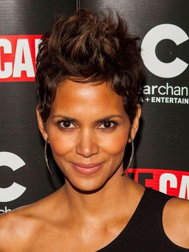 Loving shorthair Faux Hawk Pixie, Halle Berry Hairstyles, Celebrity Pixie Cut, Hally Berry, Halle Berry Style, Cute Short Haircuts, Short Sassy Hair, Sassy Hair, Faux Hawk