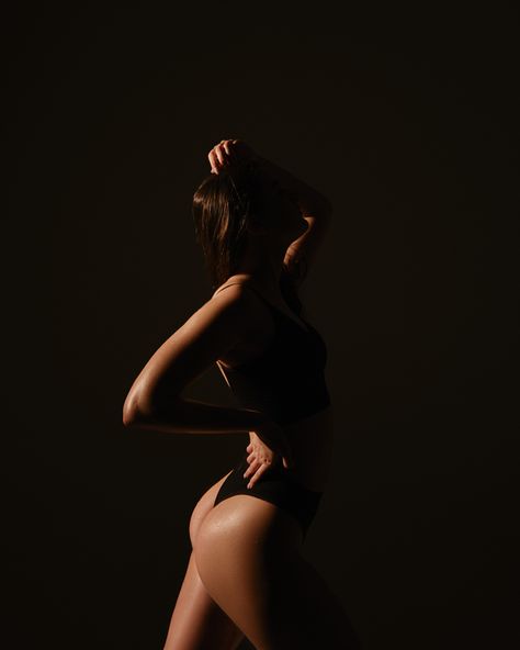 Black Body Photoshoot, Photo Corps Feminin, Bodour Photography Ideas Classy, Buduaar Photoshoot, Boduir Poses At Home, Female Silhouette Photography, Dark Feminine Photography, Boudier Pic Poses, Bodour Photography Ideas