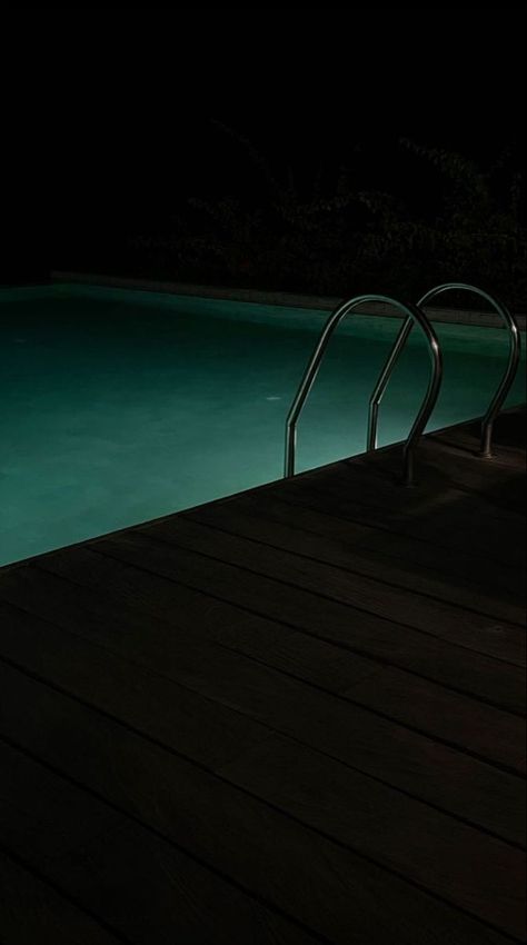 A pool swim in the night Late Night Pool Pics, Pool Night Pictures, Pool Area Ideas, Backyard Pool Area, Pool Party Snacks, Pool Party Drinks, Pool Patio Designs, Pool Snacks, Swimming Pool Pictures