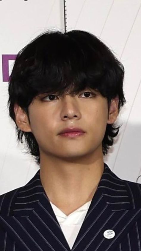 Taehyung Tan Skin, Jungkook Skin Tone, Taehyung Real Skin, Kpop Idols Real Skin, Taehyung Hairstyle, Bts V Black Hair, Jennie Taehyung, Real Skin, Taehyung Kim