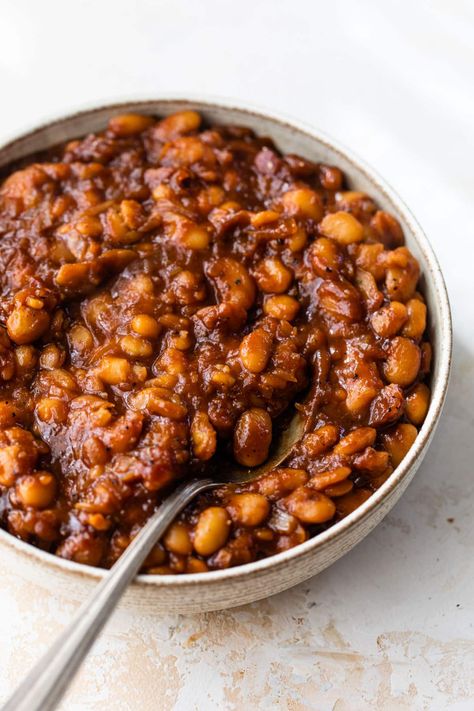 Vegan Baked Beans Recipe, Vegan Baked Beans, Baked Beans Recipe, Baked Beans Vegan, Vegan Cookout, Vegan Bean Burger, Vegetarian Recipes For Beginners, Maple Baked Beans, Vegetarian Baked Beans