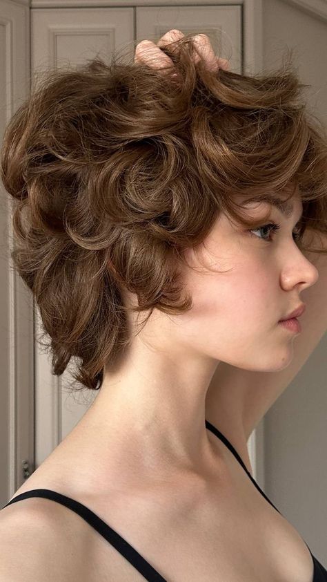 Short Pixie Layered Haircuts, Short Hairstyle Women For Curly Hair, Short Hair Wavy Hair, Short Female Haircut, Short Cut Hair, ليلي كولينز, Haircuts For Girls, Graduated Bob Haircuts, Graduated Bob