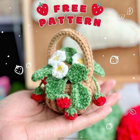 Mini Strawberry Crochet Pattern Free, Crochet Strawberry Keychain Pattern Free, Crochet Strawberry Plant Pattern Free, Strawberry Bag Charm Crochet Tutorial, Strawberry Bag Charm Crochet Pattern, Mini Amigurumi, Crochet Strawberry, Confection Au Crochet, Plushie Patterns