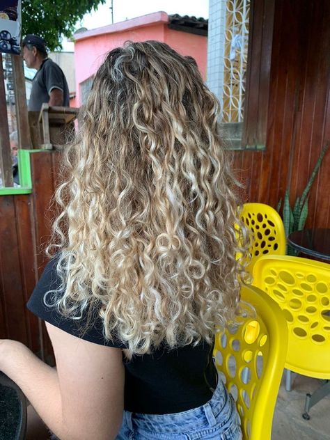 Light Brown To Blonde Balayage Curly Hair, Blond Natural Curly Hair, Full Blonde Highlights Curly Hair, Curly Blonde Hair Balayage, Curly Hair W Blonde Highlights, Blonde Balayage Curly Hair Natural Curls, Dyed Curly Hair Blonde, Balayage Hair Blonde Curly, Curly Hair Balayage Blonde