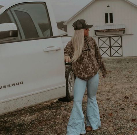 Flare Jeans Country, Leah Fish Photoshoot, Leah Fish Outfits, Wrangler Picture Ideas, Western Outfits Leah Fish, Leah Fish, 70s Country Babe Aesthetic, Blonde Country Girl Aesthetic, Country Western Outfits