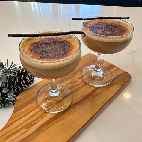 Recipes Crème Brûlée Espresso Martini, Creme Brulee Cocktail, Creme Brulee Martini, Creme Brûlée, Boozy Drinks, Drink Drank Drunk, Mixed Drinks Recipes, Martini Recipes, Fall Cocktails