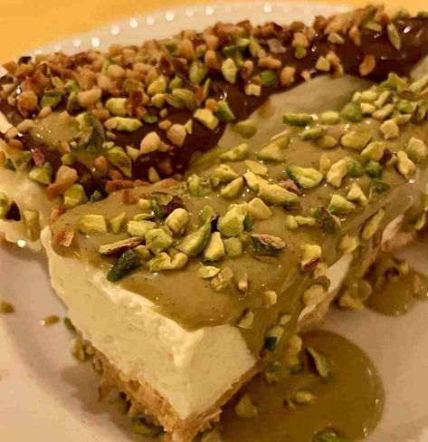 Pistachio Cheesecake Recipe, Italian Cheesecake, Pistachio Cheesecake, Italian Cakes, Traditional Italian Dishes, Pistachio Cream, Italian Cake, Classic Cheesecake, Delicious Cream