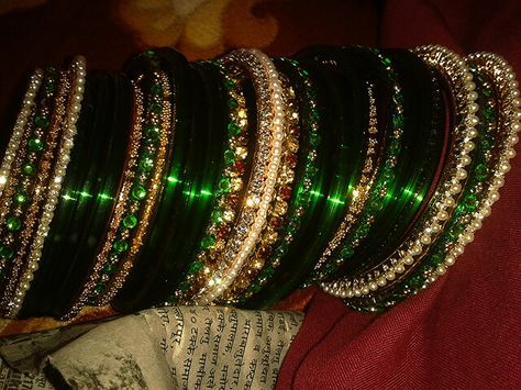 green chuda Green Chudi Set, Green Bangles Set For Bride, Green Bangles Maharashtrian, Green Bangles Indian, Bangles Combination, Green Glass Bangles, Green Bangles Set, Green Bangles, Beaded Wedding Jewelry