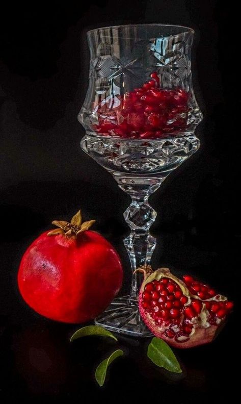 Pomegranate Photography Still Life, Gothic Still Life Photography, Gothic Still Life, Dutch Still Life, Gothic Photography, Pomegranate Fruit, Watercolor Tulips, Portrait Photography Men, Still Life Fruit