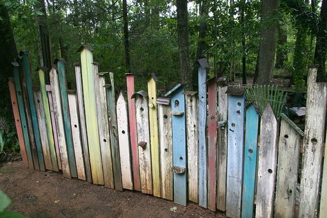 Birdhouse Fence - interesting ... I always "see" birdhouses when I look at a picket fence anyway  **********************************************   Pandorea via flickr - #gardening #garden #design #outdoor #fence #upcycled #picket #birdhouse #DIY - tå√ Birdhouse Fence, Birdhouse Diy, Outdoor Fence, Diy Fence, Garden Shrubs, Pallet Garden, Have Inspiration, Design Outdoor, Backyard Fences