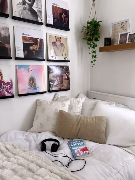 Wall Beside Bed Decor, Shelf Above Bed Aesthetic, Stargirl Bedroom, Taylor Swift Inspired Room, Simple Bedroom Aesthetic, Swiftie Bedroom, Swiftie Room, Taylor Aesthetic, Vinyl Decoration