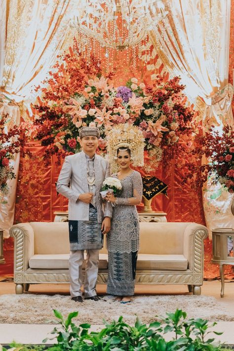 Pelaminan Minang, Minang Wedding Decoration, Malay Wedding Dress, Kebaya Wedding, Wedding Squad, Indonesian Wedding, Muslimah Wedding, Foto Wedding, Muslimah Wedding Dress