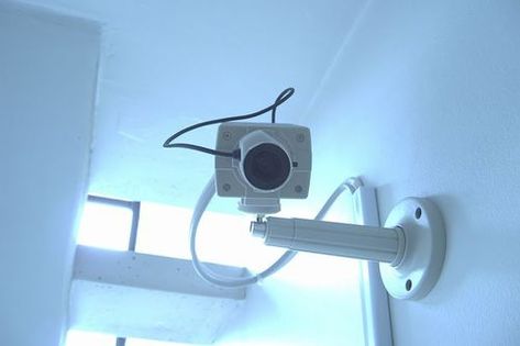 Burglar Proof, Home Security Tips, Security Cam, Wireless Home Security Systems, Best Home Security, Security Equipment, Wireless Home Security, L Lawliet, Security Tips