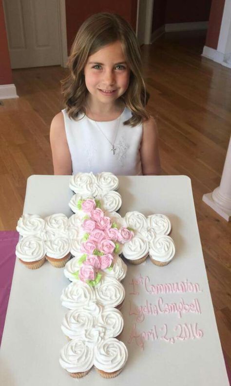 First Communion … Más Decoration Communion, First Holy Communion Cake, First Communion Banner, Recuerdos Primera Comunion Ideas, Communion Hairstyles, Confirmation Party, Holy Communion Cakes, Holy Communion Party, First Communion Cakes