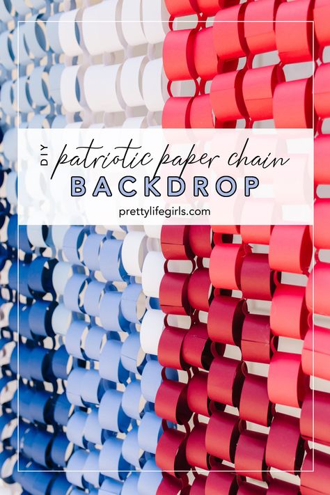 Patriotic Backdrop Ideas, Memorial Day Backdrop, 4th Of July Photo Backdrop, July Color Scheme, Paper Chain Photo Backdrop, Paper Chain Backdrop, 4th Of July Window Display Retail, Diy Paper Chain Garland, Veterans Day Backdrop